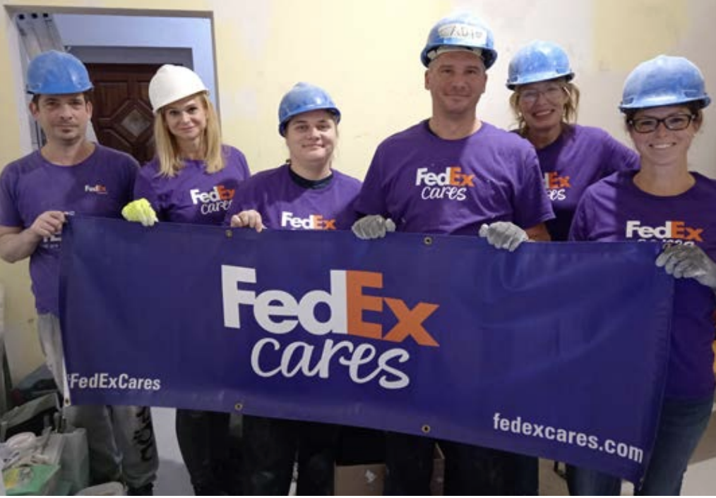 Group photo of FedEx volunteers