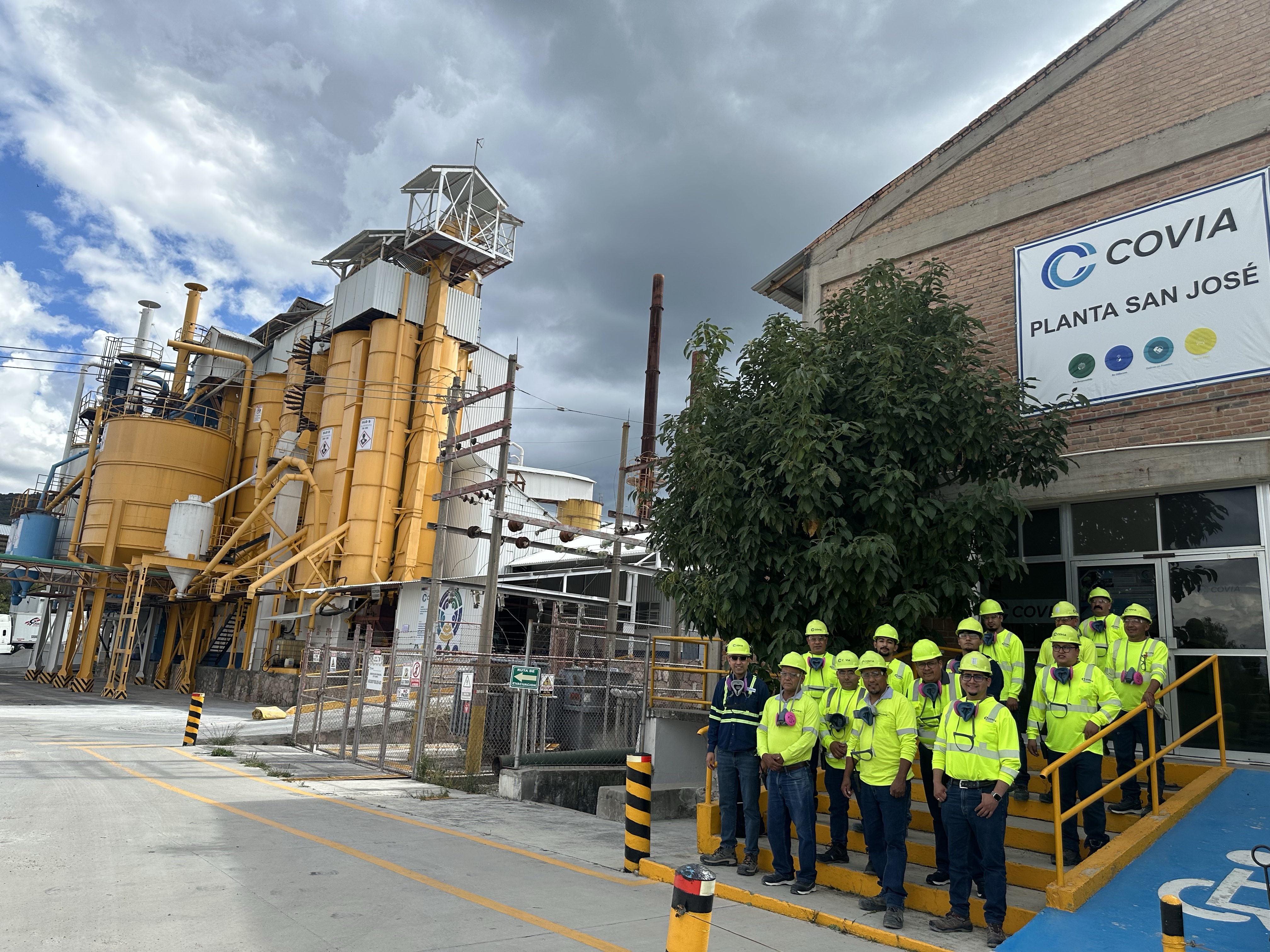 Group photo outside Covia's San José, Mexico Plant