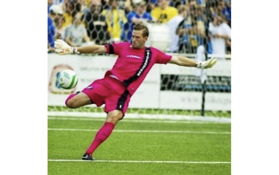 Gilstrap playing for the Pittsburgh Riverhounds.