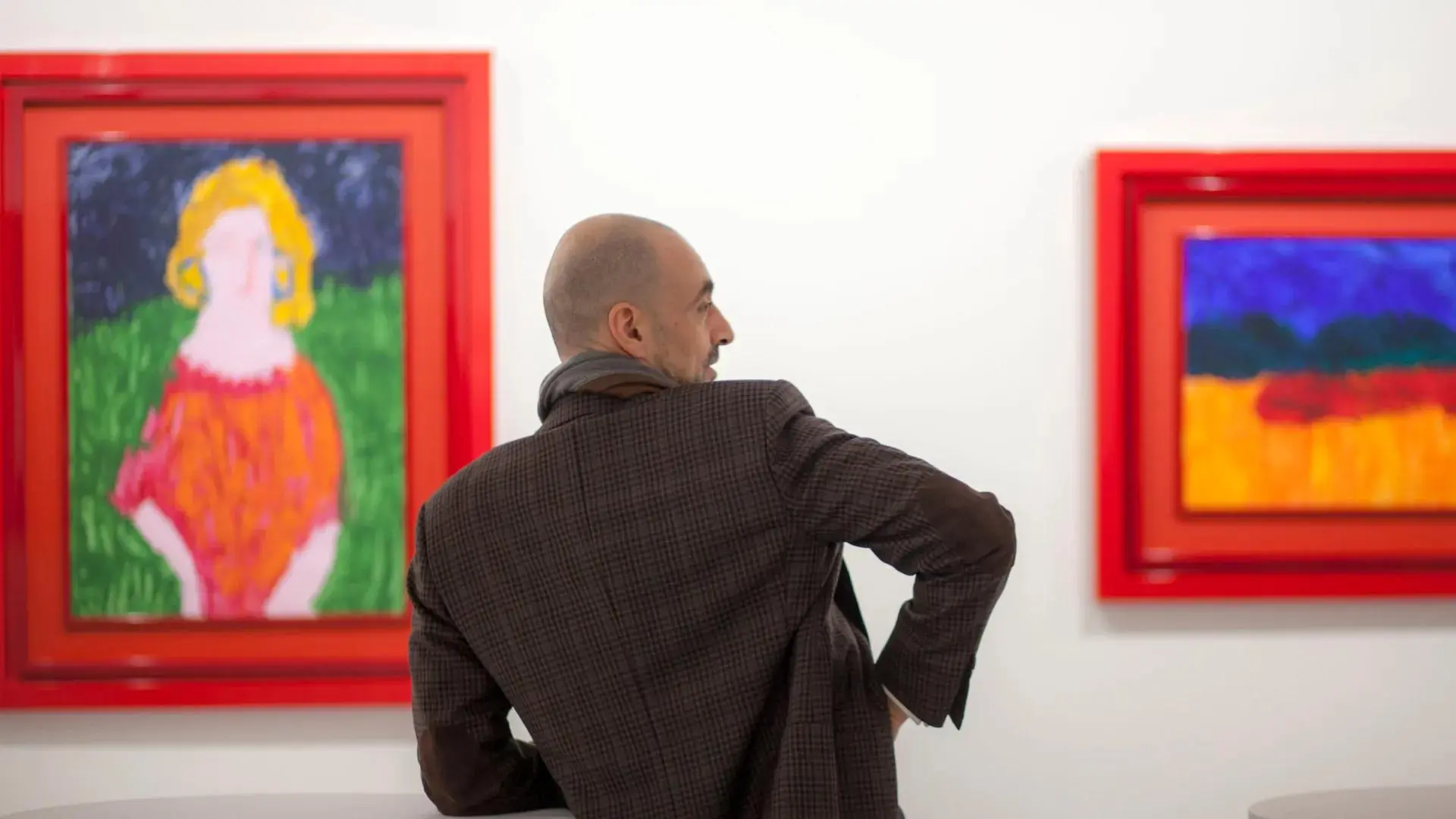 Ulvi Kasimov in art gallery