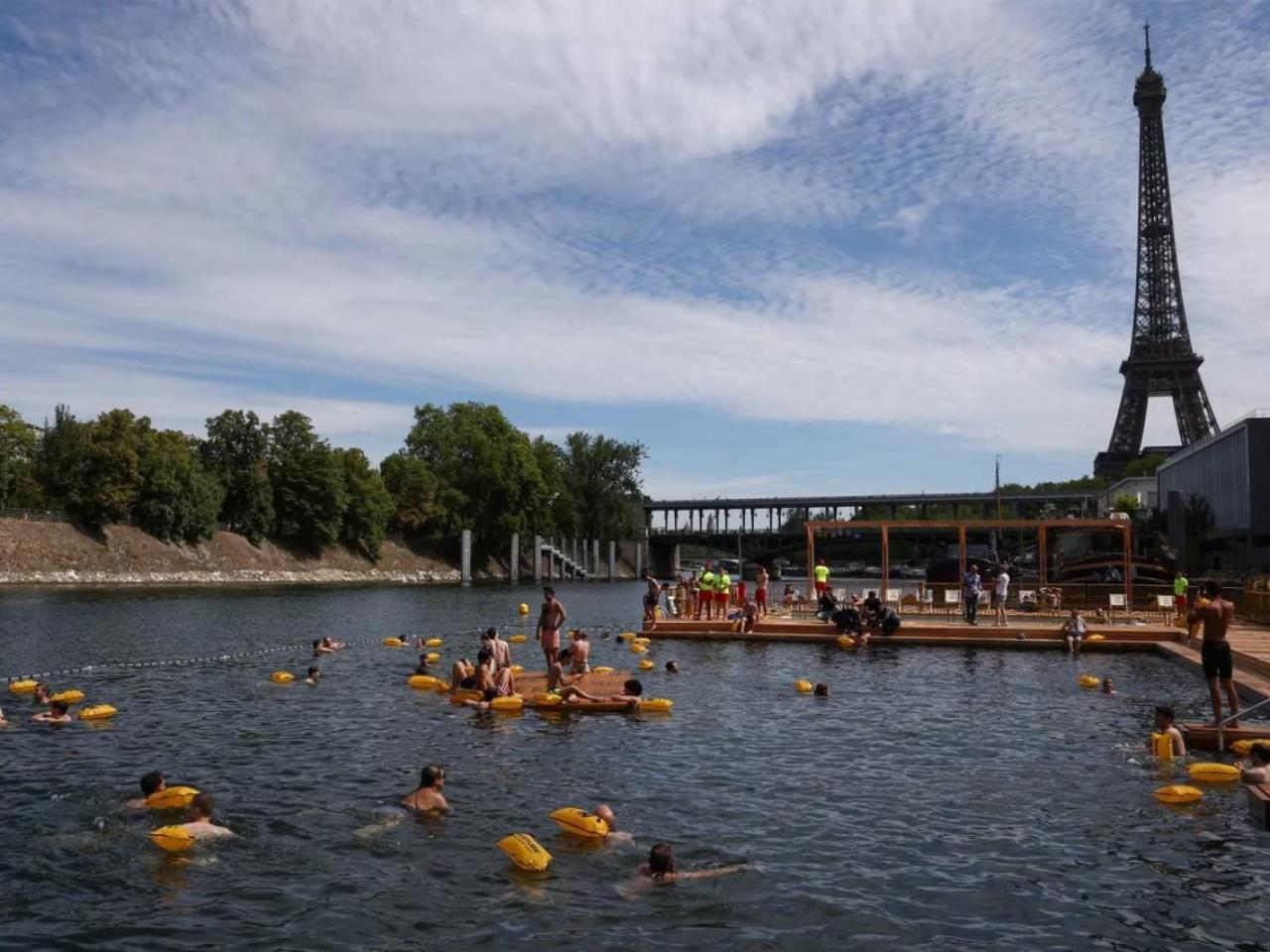 People swimming in the Seine 