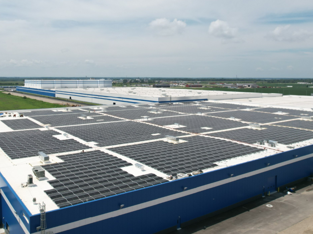 solar panels atop Sofidel warehouse 