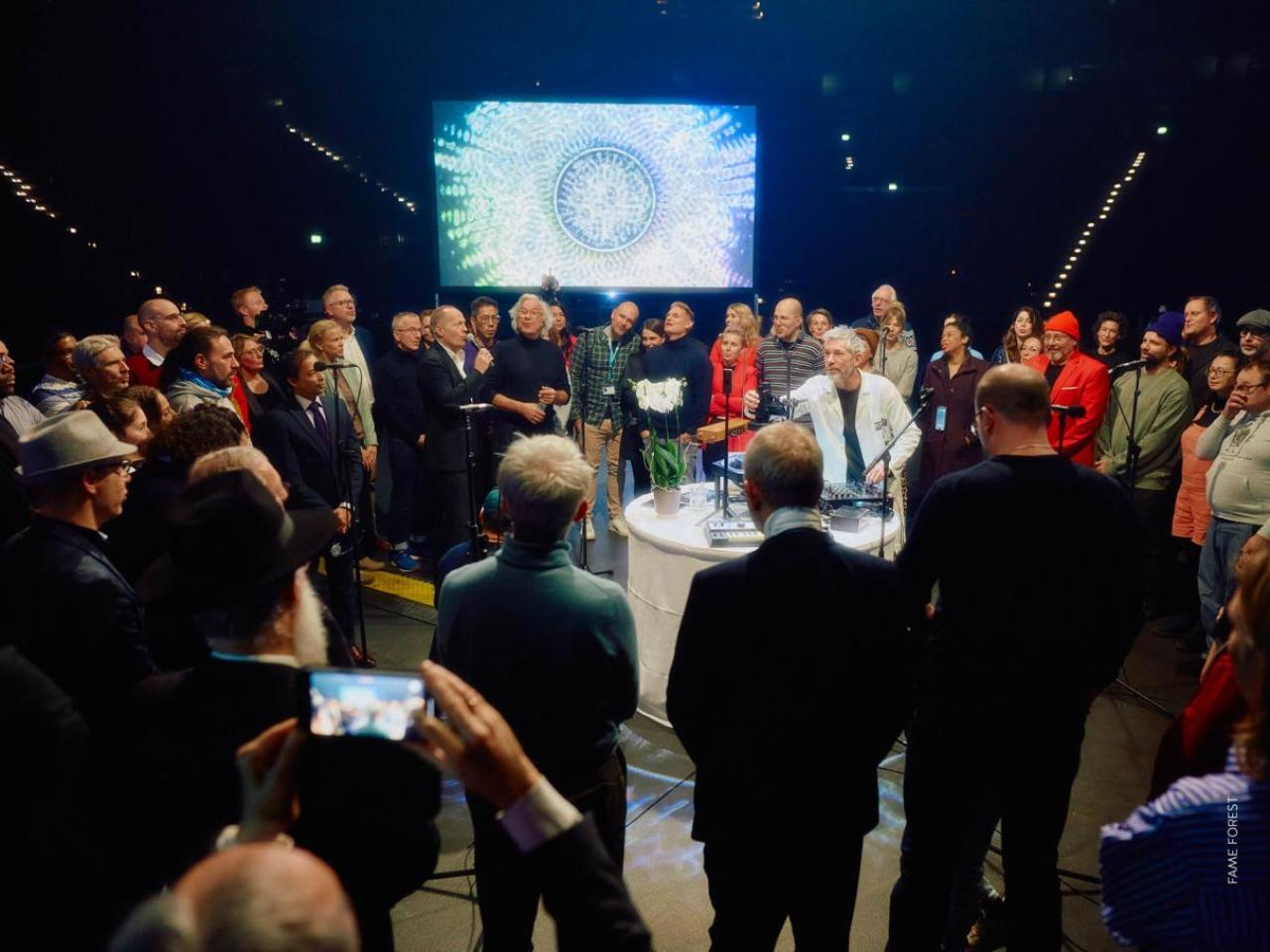 Under the direction of the Hamburg-based musical trio Sons of Hamburg, Joja Wendt, Stefan Gwildis, and Rolf Claussen, nearly hundred people gathered at AEG’s Barclay’s Arena to create a picture of inclusion.
