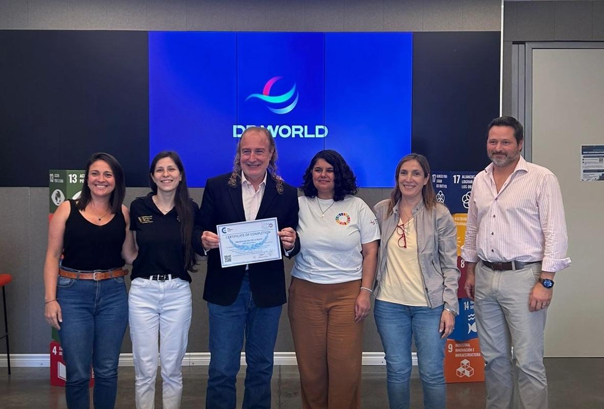 DP World employees in Argentina hold a certificate recognizing the successful recertification of 10 United Nations Sustainable Development Goals.
