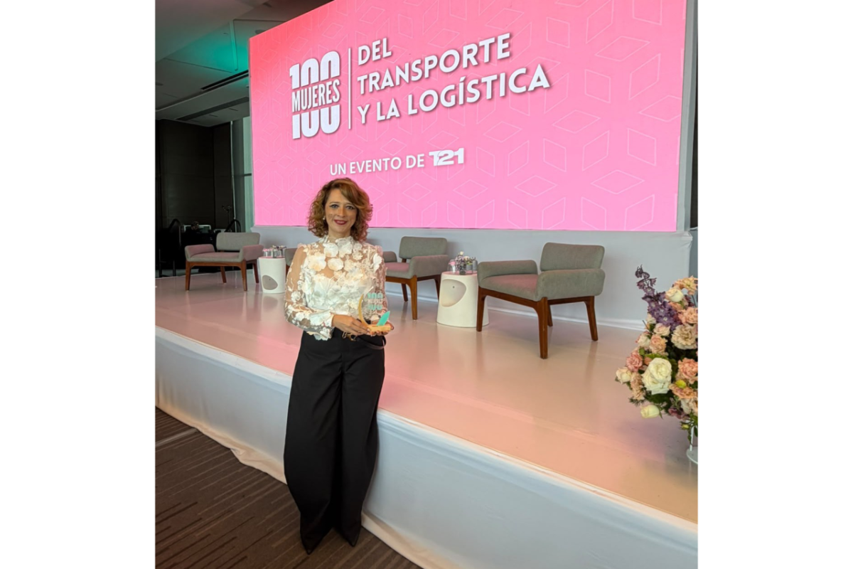 Francia Páramo holds her T21 100 Women in Transportation and Logistics 2026 award on stage following the recognition ceremony in Mexico City.