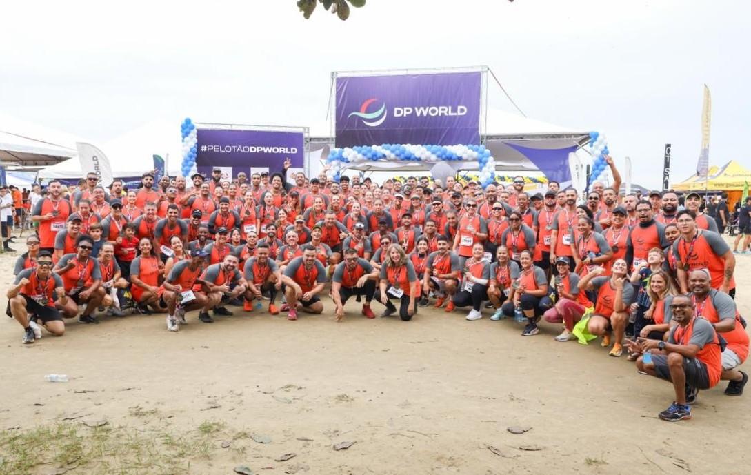 More than 500 DP World employees and participants gather for a group photo after completing the 40th edition of the 10KM Tribuna FM Race in Santos, Brazil.