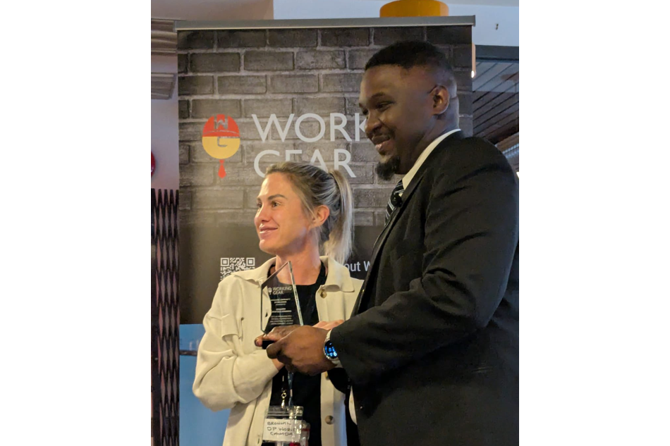 DP World employee presents award to Working Gear Intern