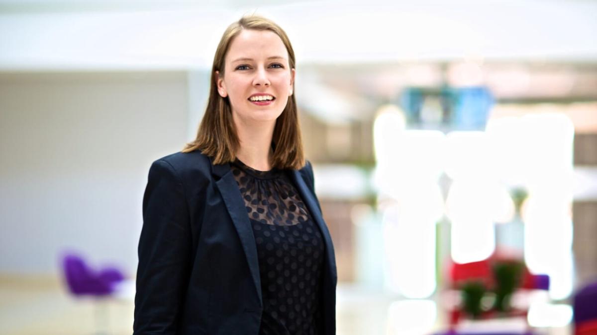  Caroline Berns in a black dress and jacket
