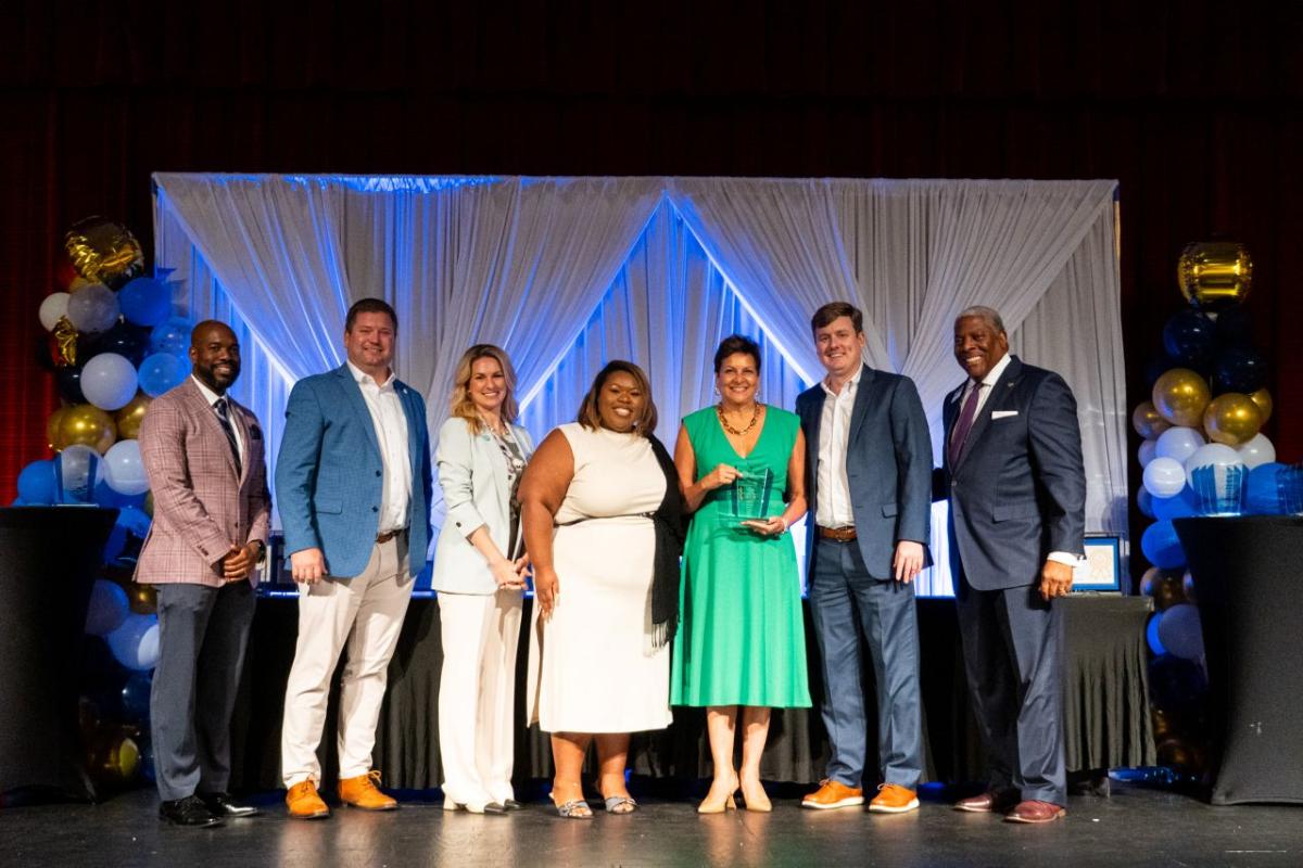 Group photo with the award