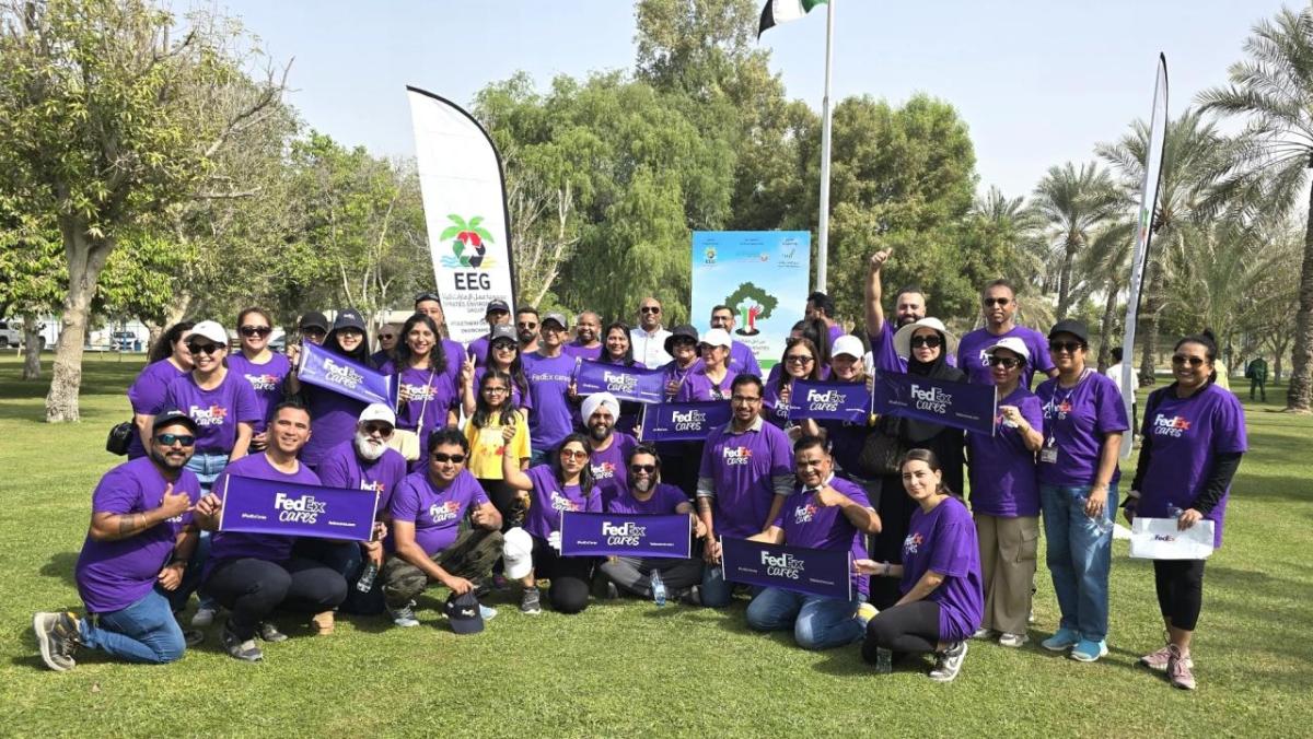 Group photo of FedEx volunteers outside