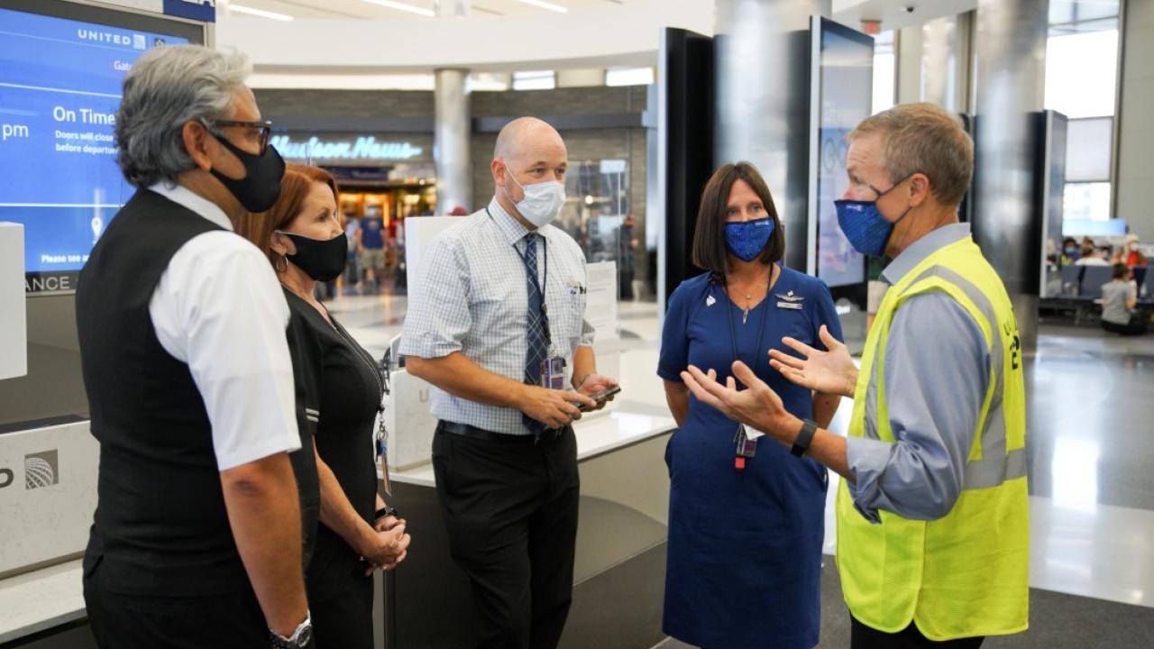 Scott Kirby talking to a group of 4 United Airlines employees