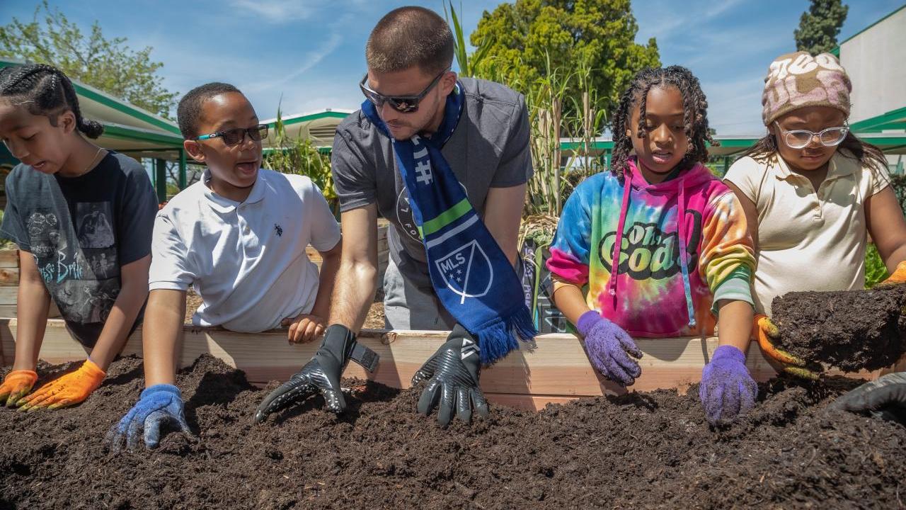 LA Galaxy Goalkeeper John McCarthy joined students to help expand and refurbish the gardens at Annalee Elementary School in Carson. 