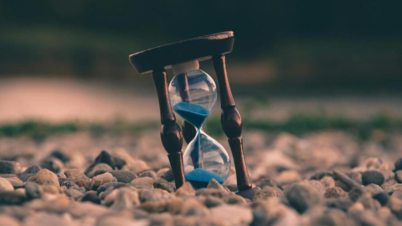 Hourglass symbolizing the ESG ratings timeline