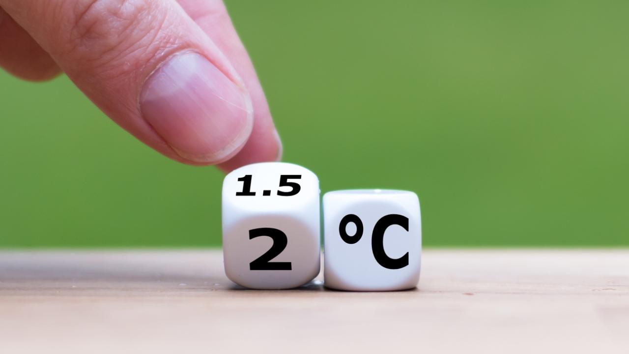 dice that read "1.5°C"