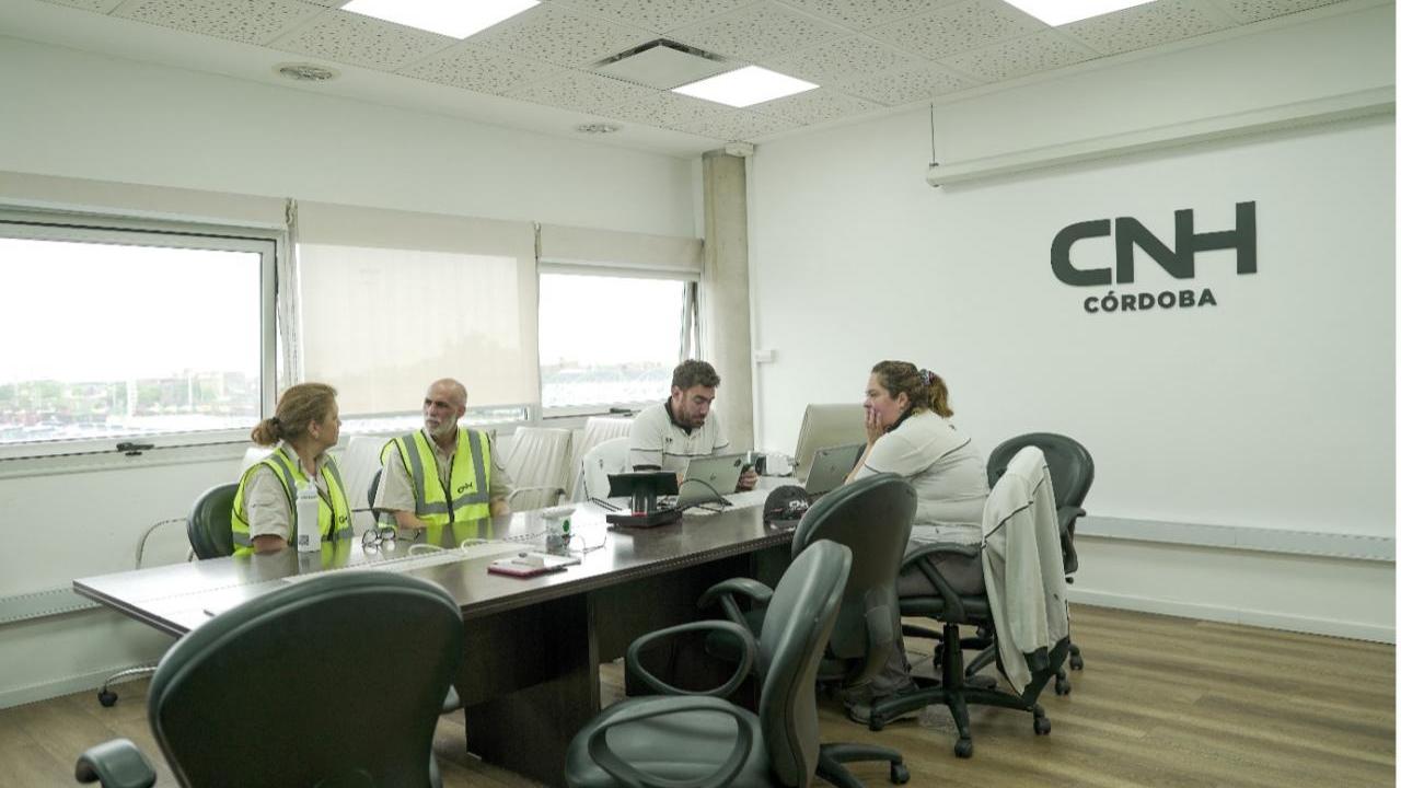 4 employees in a meeting room