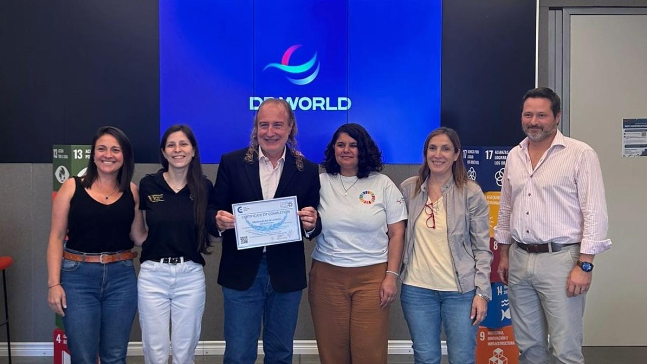 DP World employees in Argentina hold a certificate recognizing the successful recertification of 10 United Nations Sustainable Development Goals.