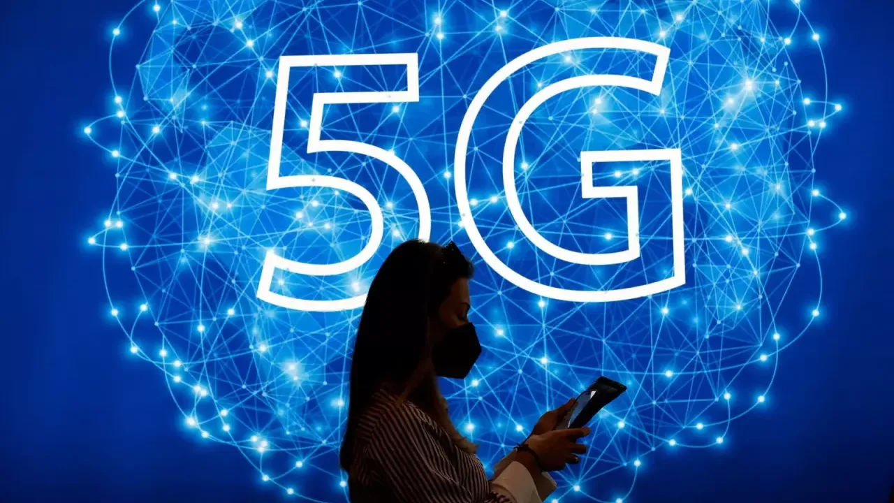 Person standing in front of a 5G sign