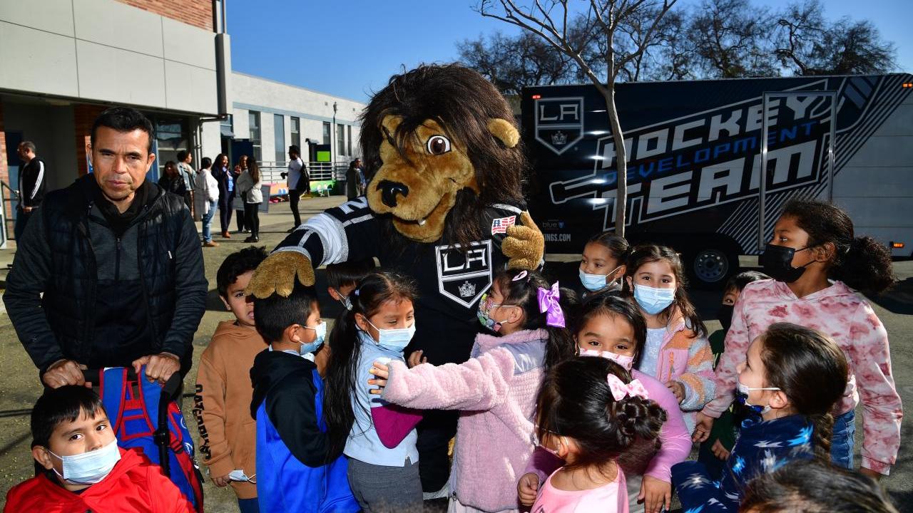 LA Kings mascot Bailey meets with a group of students at 49th Street Elementary School for AEG's Service Day.