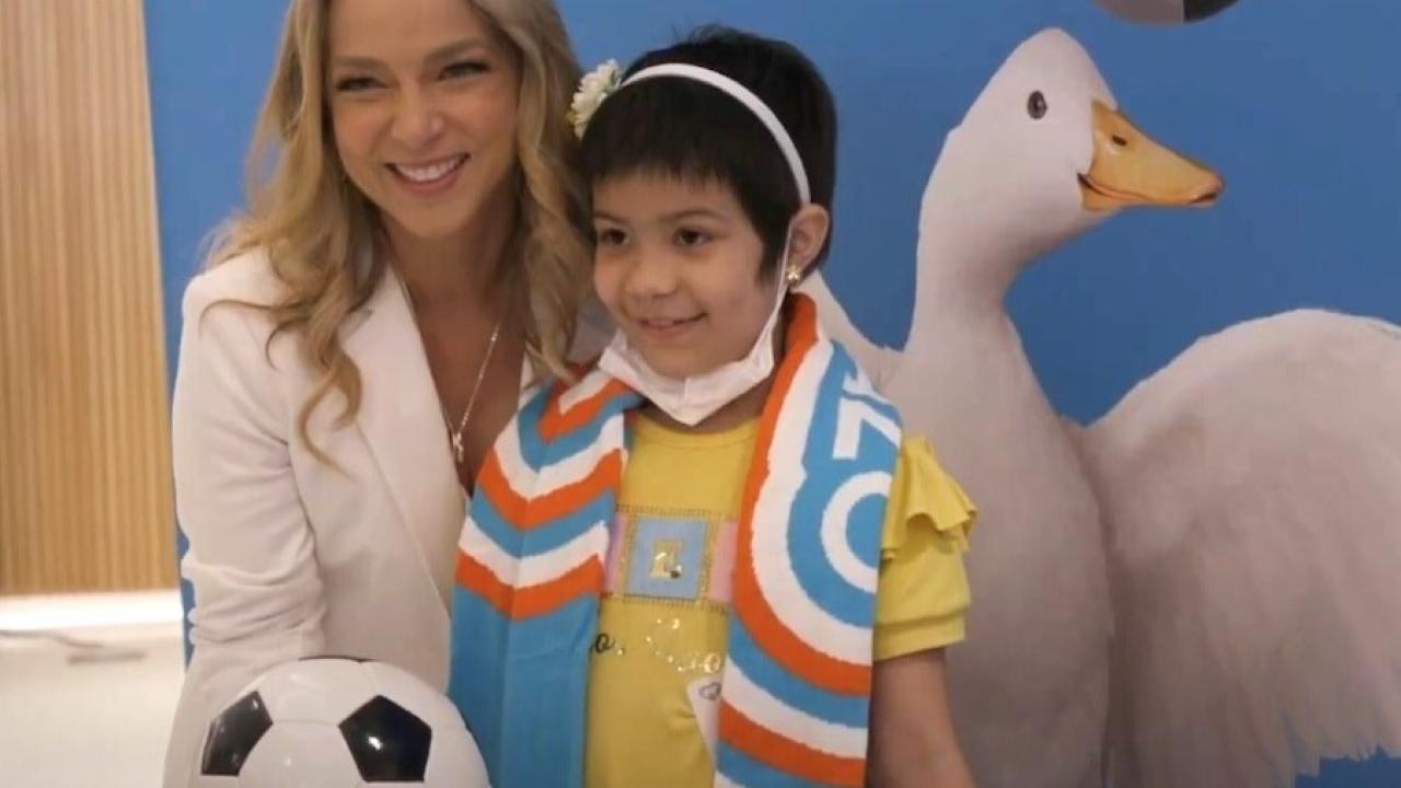 Adamari López with a young patient and the Aflac duck at Nicklaus Children's Hospital. 