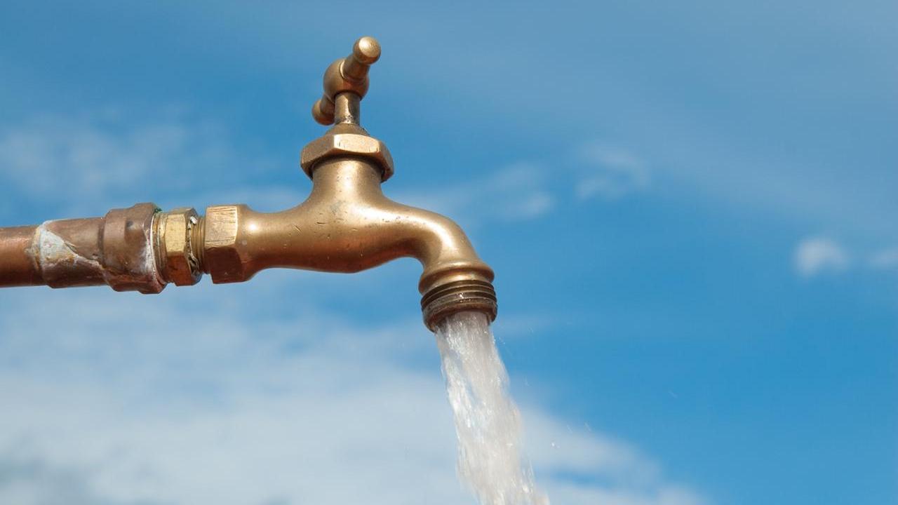 Water spout with water flowing