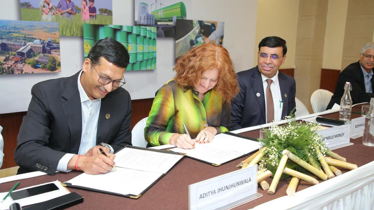 Bonsucro CEO and Indian Sugar Mills Association President sign the MoU