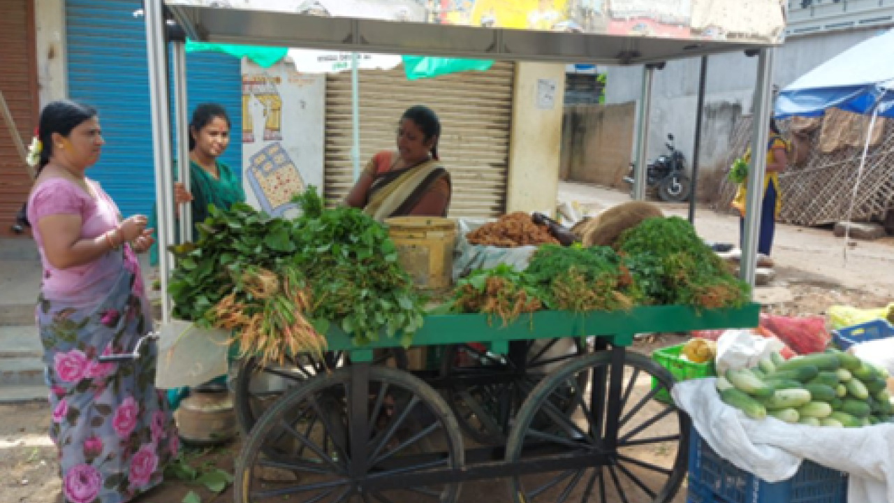 Leveraging passive cooling technology, the net-zero cooling cart delivers affordable, sustainable cooling while reducing food loss – avoiding GHGs and boosting street vendors’ income