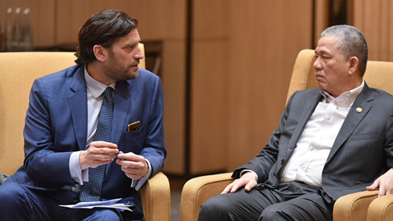 Didier Bergeret speaks with YAB Dato’ Sri Haji Fadillah Yusof, Deputy Prime Minister of Malaysia, and Minister of Plantation and Commodities.
