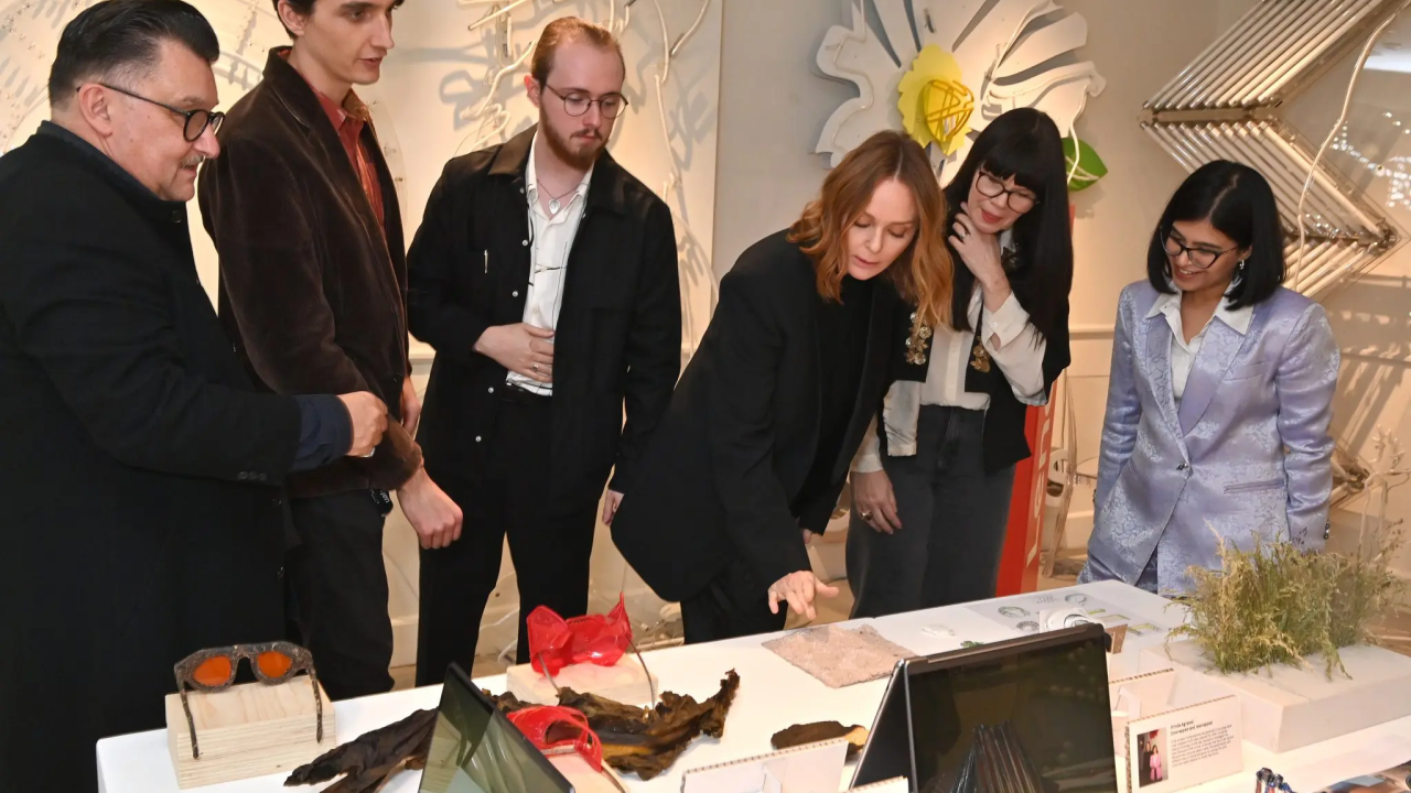 6 people check out the displays