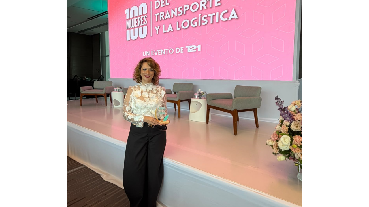 Francia Páramo holds her T21 100 Women in Transportation and Logistics 2026 award on stage following the recognition ceremony in Mexico City.