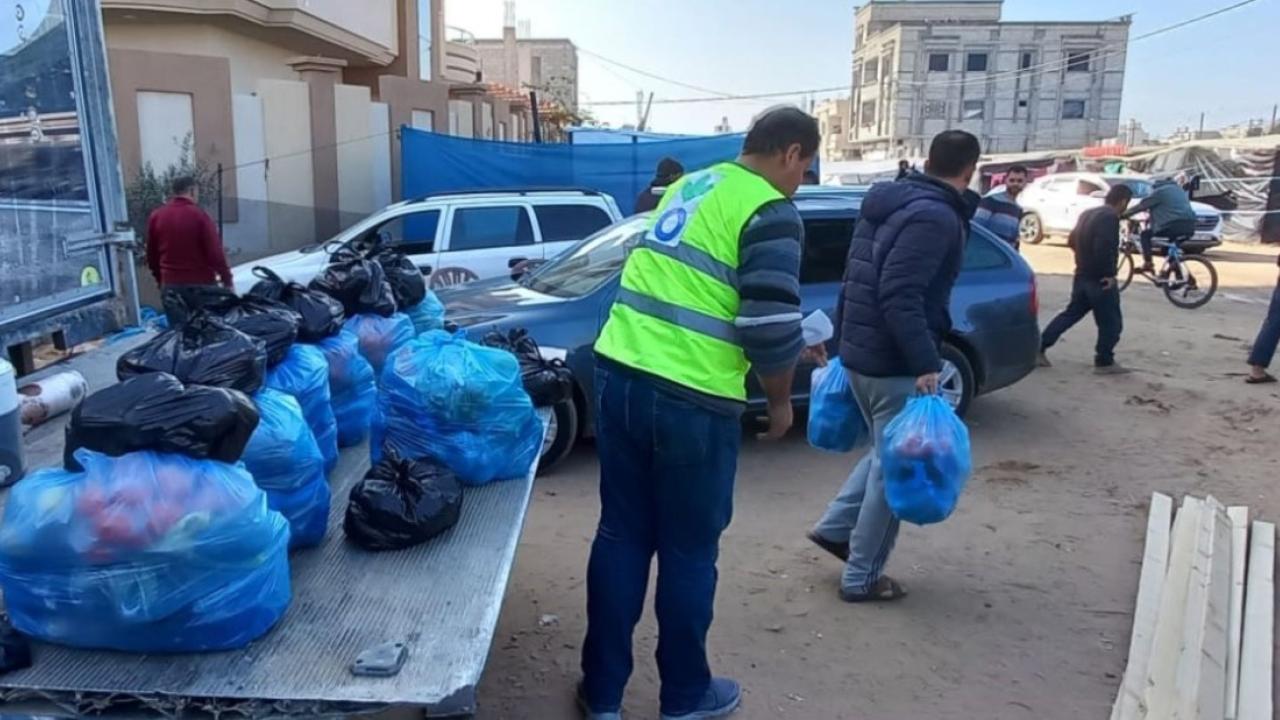 Action Against Hunger teams distribute food in Gaza. 
