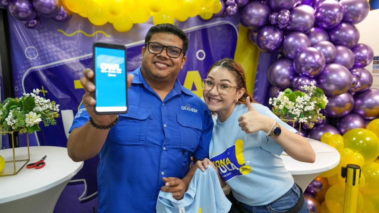 Two Gildan employees using the new digital grievance app in a free wi-fi zone