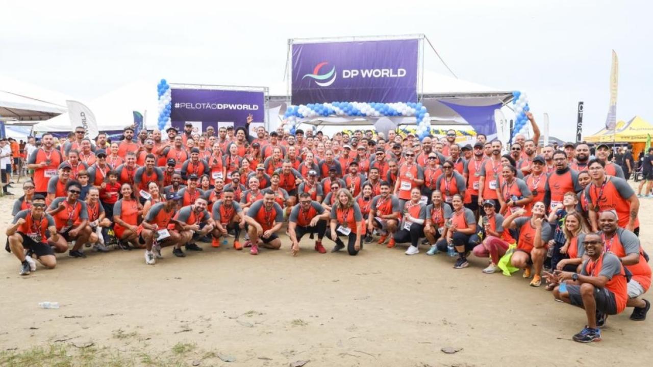 More than 500 DP World employees and participants gather for a group photo after completing the 40th edition of the 10KM Tribuna FM Race in Santos, Brazil.