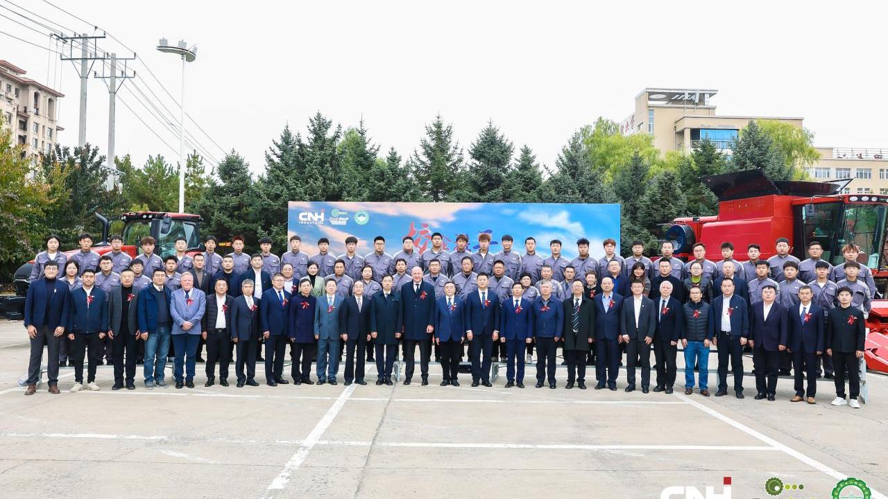 Large outdoor group photo