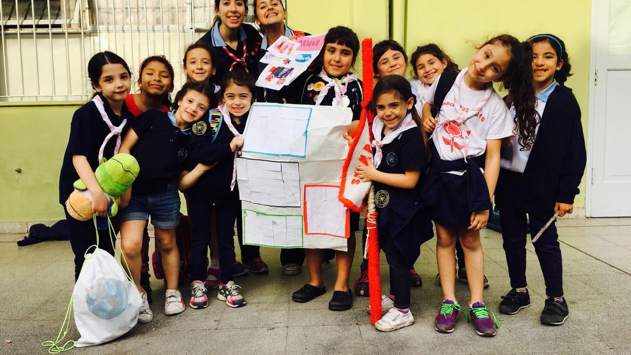 Girl Guides from Asociación Guías Argentinas participate in the Surf Smart program