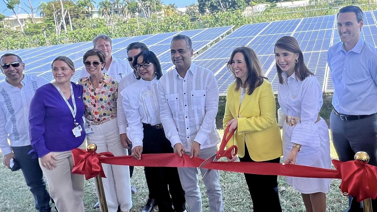 From the left: Jesus Mendez, Regional Director, Carnival Corp.; Sharon Mei, Amber Cove General Manager; Vicky Rey, VP, Gov. Affairs, Carnival Corp.; Jeff Rannik, Pres., Rannik Group; Alejandro Campos, Pres. of the Board, Dominican Port Authority; Elba Tineo, Municipal Director, Maimon; Joel Santos Echevarría, Minister of the Presidency, Dominican Republic; Christine Duffy, Pres., Carnival Cruise Line; Claritza Rochtte, Governor, Puerto Plata; Juan Fernández, VP, Strategic Operations, Carnival Corp.