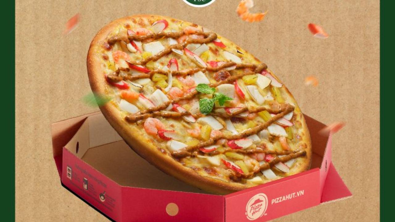 "FSC Paper Packaging" A pizza half-placed in a package.