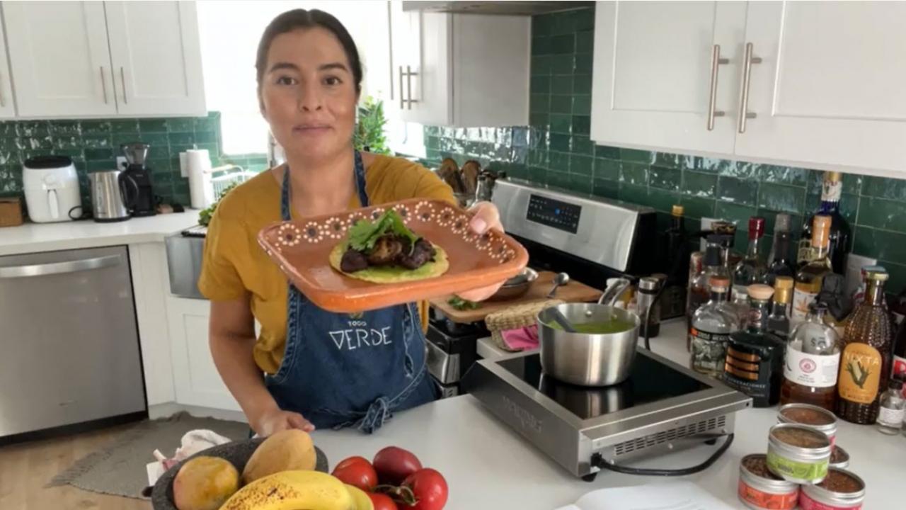 Jocelyn Ramirez, founder of Todo Verde, shared her healthy vegan twist on a classic Mexican dish, Mole Verde con Champinoñes.