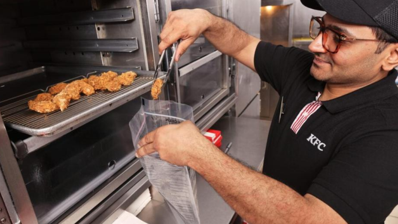 KFC employee bagging chicken