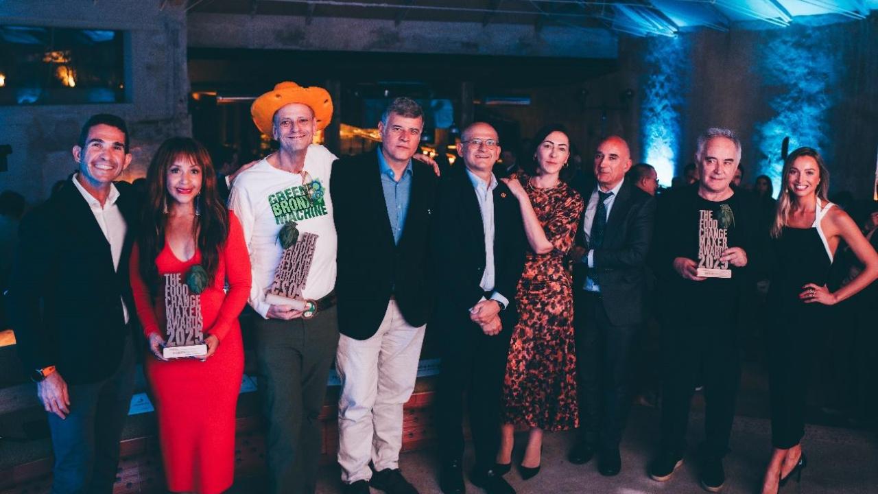 From left to right: Raúl Martín, CEO of Familia Martínez; Julia Collins, Food Changemaker Climate Impact Award; Stephen Ritz, Food Changemaker Social Impact Award; Manuel Sánchez-Montero, General Director of Acción Contra el Hambre; José Miguel Herrero, General Director of Food (MAPA); Ana Rodríguez, Secretary General of Agricultural Resources and Food Safety (MAPA); Antonio Obregón, Director of the Madrid Culinary Campus; Ferran Adrià, Food Changemaker Future Talent Award; and Beatriz Jacoste, CEO of KM ZE