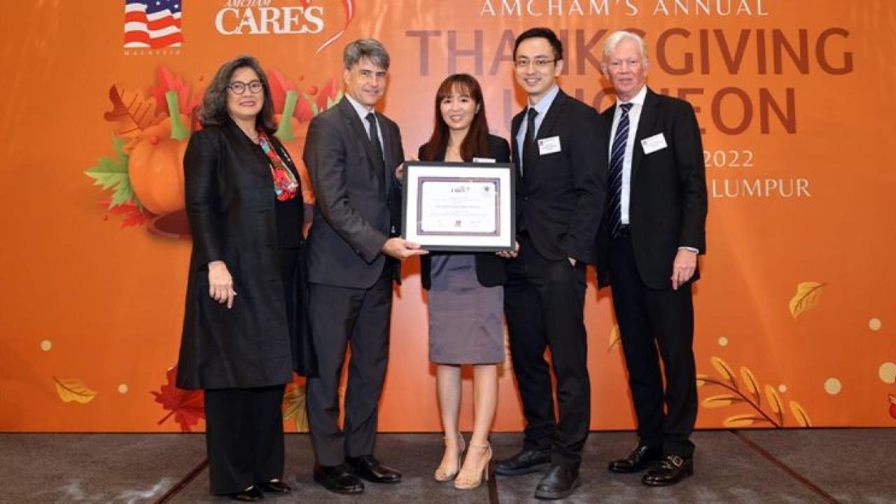  Keysight employees accepting CSR award