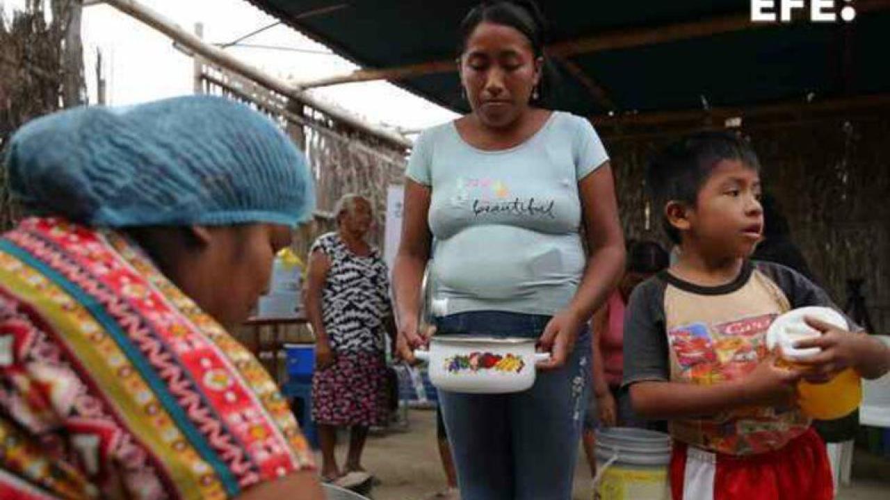 Marina serves five portions of lentils and rice in a tin bowl held by a Peruvian among the millions living in extreme poverty in a country where the El Niño phenomenon has accentuated shortages, especially in the north.