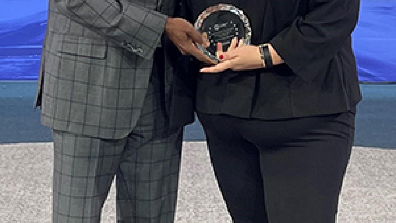 Lenny McNeill, left, and Sodi Nichols, national strategic markets, director of strategic design & community impact, accepted the MBA’s DEI award on behalf of U.S. Bank.