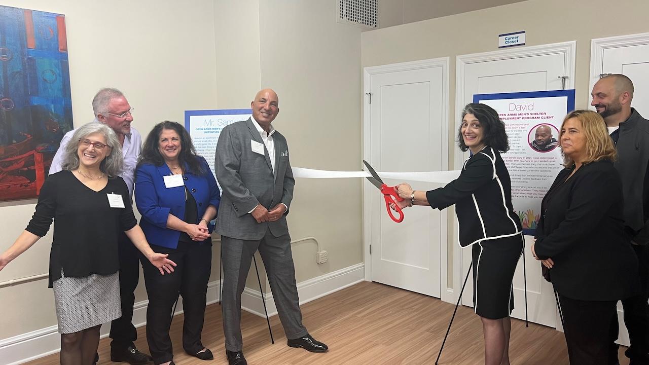  Lifting Up Westchester staff and supporters join Chief Executive Officer Anahaita Kotval (center right) and KeyBank Market President John Manginelli (center left) in cutting the ribbon on the new LUW Job Central. 