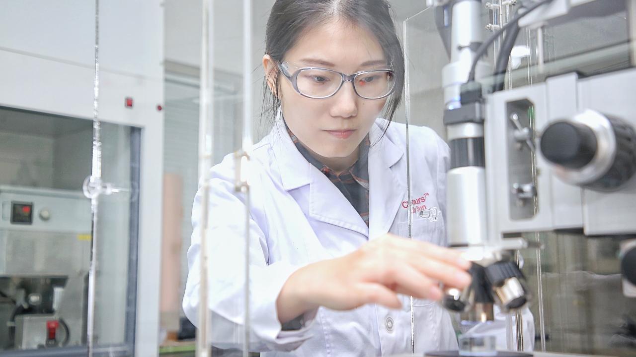 Woman in a laboratory.