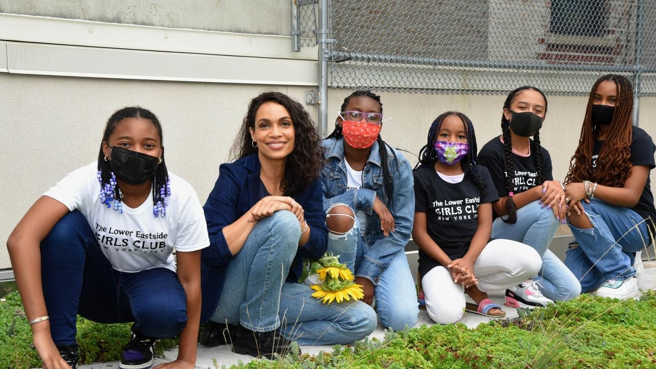 Actress Rosario Dawson poses with kids