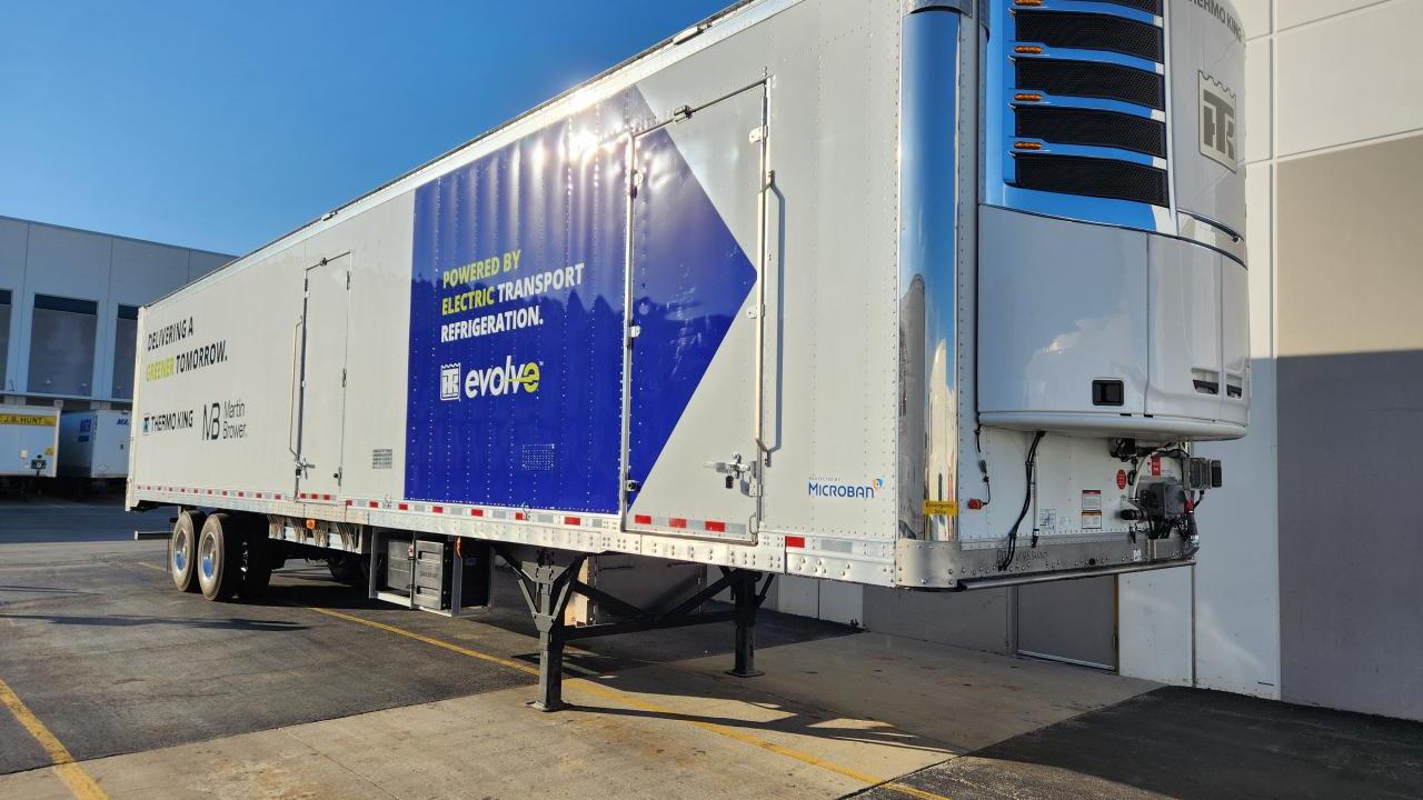 Thermo King’s hybrid-electric multi-temperature refrigerated trailer makes its debut in Chicago, the culmination of a multi-year collaboration with Martin Brower.