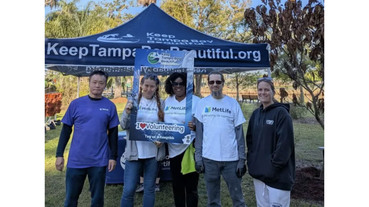 MetLife volunteers