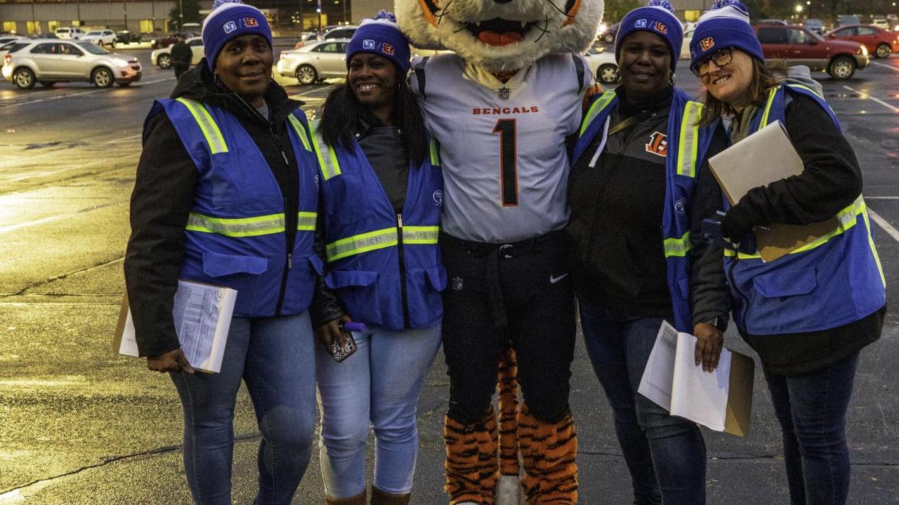 volunteers with the bengals mascot