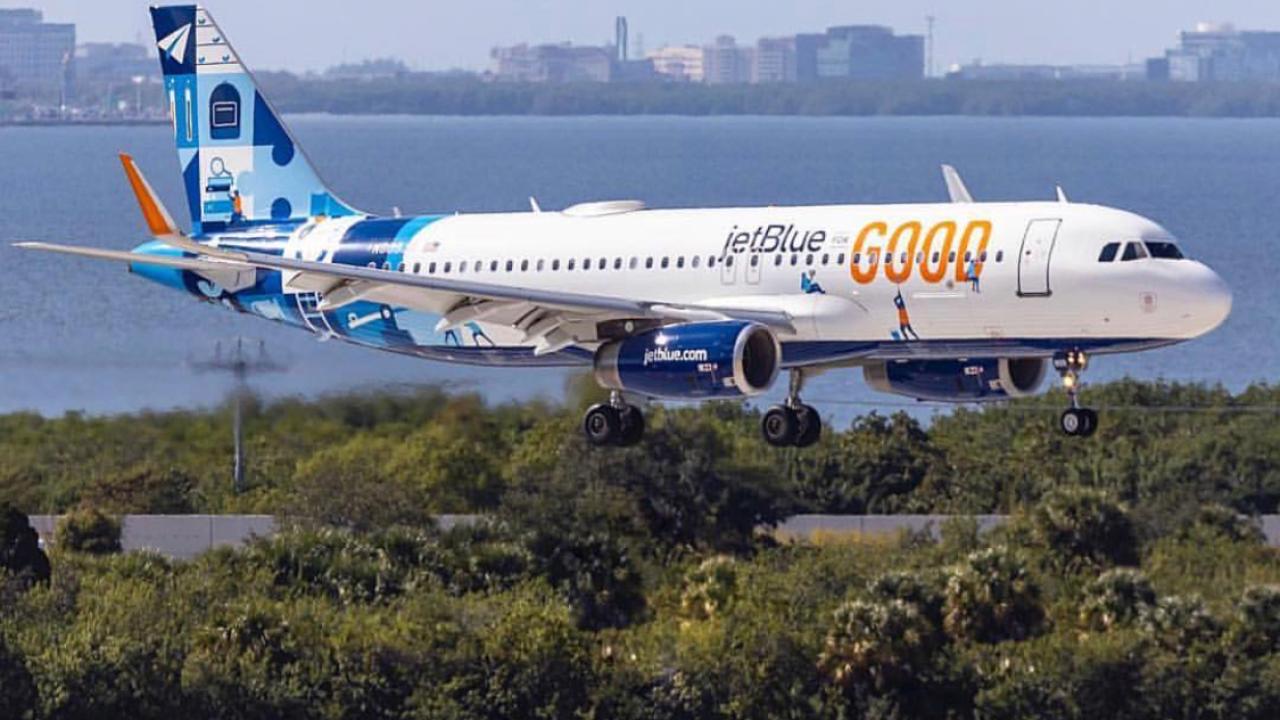 JetBlue plane landing