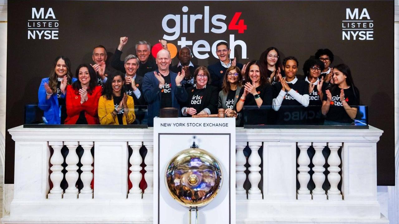 A group of people in the New York Stock Exchange podium to ring the closing bell.